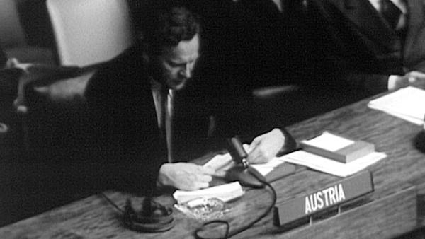 Bild 1 von 7: Im Bild: Außenminister Karl Gruber bei UNO-Tagung: Aufforderung an die Alliierten, die Staatsvertragsverhandlungen neu aufzunehmen, 1952.