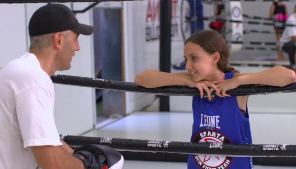 Bild 1 von 4: César ist ein Freund von Alexandras Vater. Er war fünf Mal Weltmeister im Kickboxen. In seinem Studio nimmt er Alexandra unter seine Fittiche, um ihr diesen Sport beizubringen.
