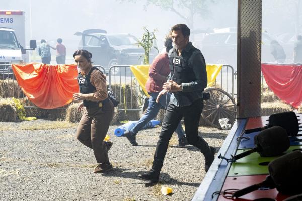 Bild 1 von 8: Hana Gibson (Keisha Castle-Hughes, l.); Remy Scott (Dylan McDermott, r.)