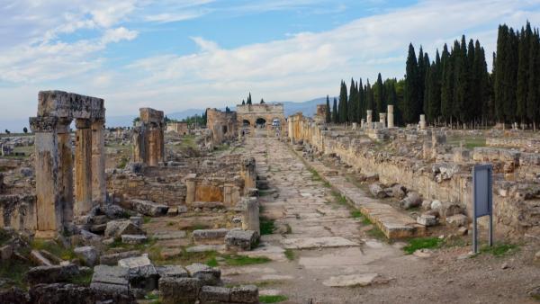 Bild 1 von 3: Das 1965 wiederentdeckte Plutonion von Hierapolis nahe der türkischen Stadt Pamukkale.