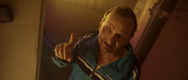 Bild 1 von 7: Andi (Milan Peschel) geht mit der Virus-Bedrohung eher locker um.