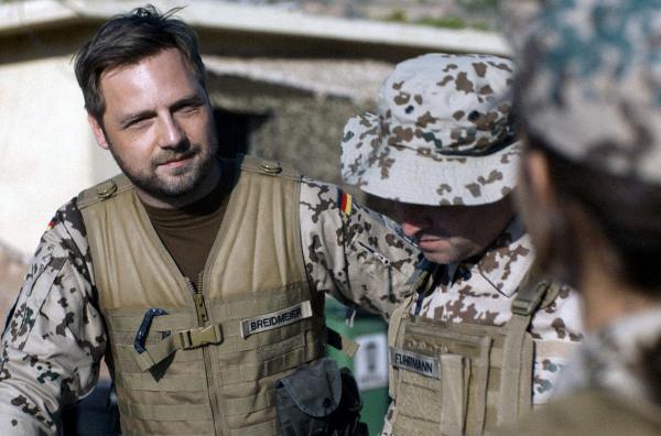 Bild 1 von 9: Oberfeldwebel Alex Breidmeier (Christoph Letkowski, li.) und Soldat Mark Fuhrmann (Niels Bruno Schmidt, Mi.) begrüßen Rojda (Almila Bagriacik, re.) im deutschen Militärstützpunkt in Erbil im Nordirak.