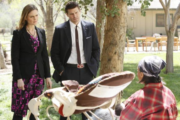 Bild 1 von 3: Dr. Brennan (Emily Deschanel, l.); Booth (David Boreanaz, r.)