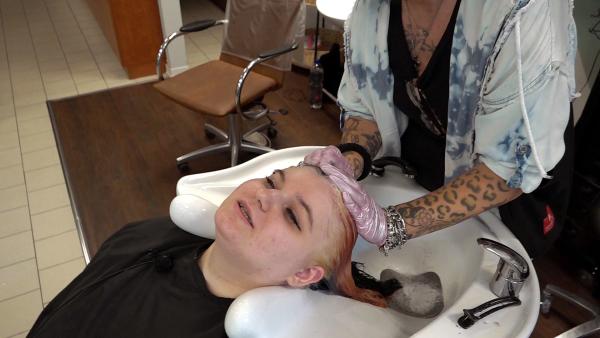 Bild 1 von 2: Nicole hat die Aufnahmeprüfung an der Volkshochschule bestanden. Vor dem Start gönnt sie sich erstmals seit vier Jahren einen Friseurbesuch.