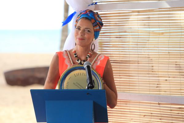 Bild 1 von 1: Die Bürgermeisterin Catherine Bordey (Élizabeth Bourgine) verleiht einen Preis an den Commissioner Selwyn Patterson (Don Warrington).