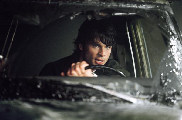 Bild 1 von 3: Als sich ein bedrohlicher Nebel über die Stadt ausbreitet, findet sich Nick Castle (Tom Welling) in einem Kampf um Leben und Tod wieder.
