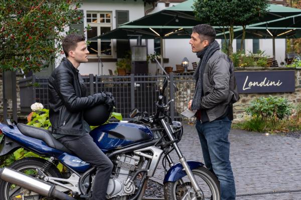 Bild 1 von 14: Oberkommissar Max Fischer (Max Hemmersdorfer, r.) spricht mit Empfangschef Tom Derichs (Patrick Mölleken, l.) über das Mordopfer.