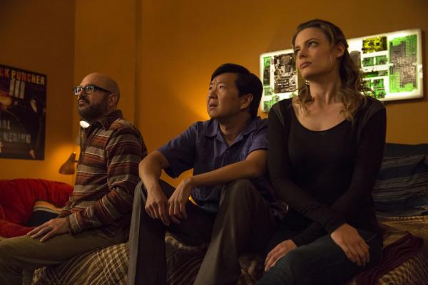 Bild 1 von 21: Hank (David Cross, l.) hält von seinem Vater, Hickey, nicht viel und hat diesen deswegen auch nicht eingeladen seinen Enkel kennenzulernen. Chang (Ken Jeong, M.), Britta (Gillian Jacobs, r.) und der Rest der Truppe wollen die beiden jetzt wieder zusammenbringen - mittels einer Partie \