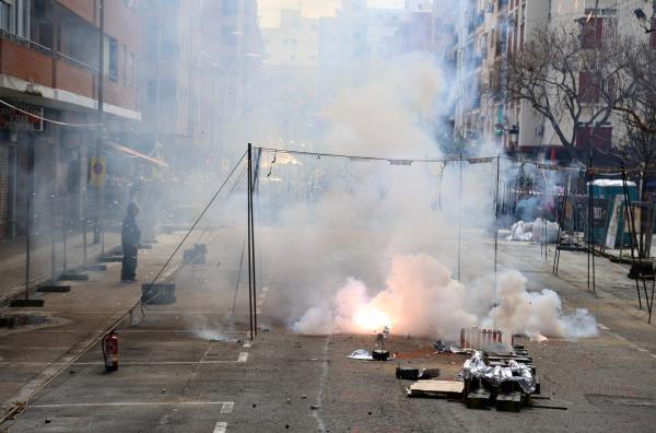 Bild 1 von 2: Rauchentwicklung bei einer ?Mascletà? ? das laute Tageslichtfeuerwerk ist typisch für Valencia.