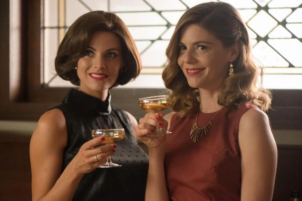 Bild 1 von 6: Bárbara de Senillosa (Amaia Salamanca, l.); Cristina Otegui (Manuela Velasco, r.)