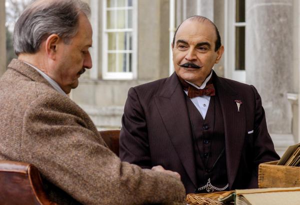 Bild 1 von 6: Im Bild (v.li.): Peter Bowles (Sir Roderick Horsfield), David Suchet (Hercule Poirot).