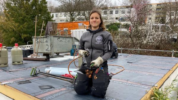 Bild 1 von 2: Marleen Solle (25) hat gerade ihren Meister als Dachdeckerin gemacht. Jetzt will sie den Betrieb ihres Vaters modernisieren.