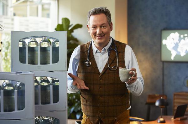 Bild 1 von 1: Für eine Tasse Kaffee werden 132 Liter Wasser benötigt: für Anbau, Ernte und Verarbeitung. Dieses virtuelle Wasser steckt in allen Produkten, die wir täglich konsumieren. Was wir tun können, um die wertvolle Ressource Wasser zu schützen, verrät Eckart von Hirschhausen in \