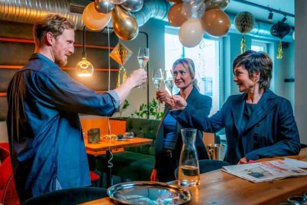 Bild 1 von 30: Im Bild (v.li.):  Michael Edlinger (Walter Obergschwendter), Angelika Niedetzky (Biggi Obergschwendter), Katharina Stemberger (Joe Haizinger).