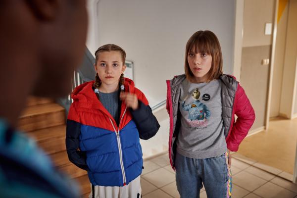 Bild 1 von 6: Badu (Arnold Makuissie) verdächtigt seine kleine Schwester Annika (Merle Sophie Eismann, r.) und ihre Freundin Nesrin (Julie Marienfeld, 2.v.r.) hinter den versteckten Kostümen des Theatermoduls zu stecken.