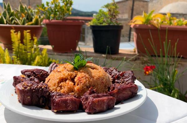 Bild 1 von 2: In Skarinou kocht Androulla ein traditionelles zypriotisches Rezept ihrer Kindheit nach: Bulgur mit Schweinefleisch und Tomaten.