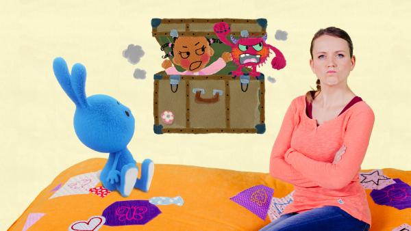 Bild 1 von 1: Anni und Kikaninchen lernen Hawa und ihr Wutmonster aus dem Koffer kennen.