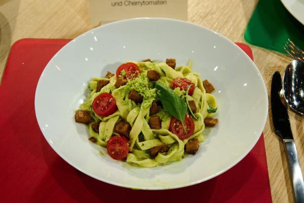 Bild 1 von 14: Leibgericht: Selbst gemachte Tagliatelle und Zucchini-Nudeln mit Avocado- Zitronen-Sauce, karamellisiertem Räuchertofu und Cherrytomaten von Rick Brockmeyer