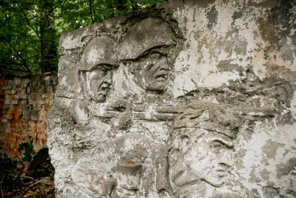 Bild 1 von 6: Am Denkmal für den unbekannten Soldaten werden die jungen sowjetischen Rekruten von Nohra vereidigt.