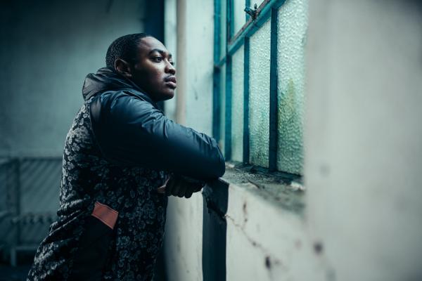 Bild 1 von 5: Christian (Gamba Cole) weiß nicht weiter. Nicht nur die Polizei, sondern auch die Gangster haben ihn im Visier. Ihm wird klar, dass er nicht ewig wegrennen kann.