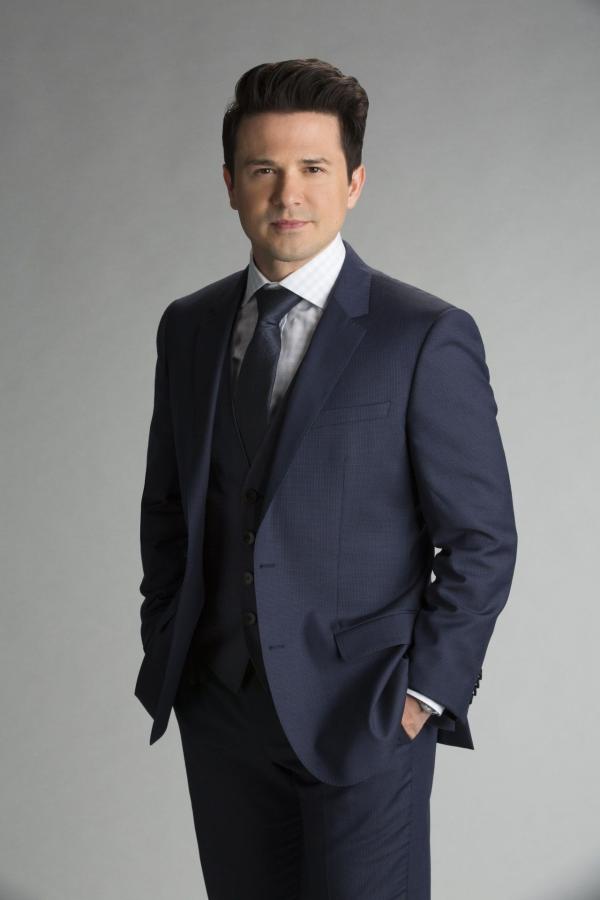 Bild 1 von 15: (1. Staffel) - Benny Colon (Freddy Rodriguez) ist der einzige Anwalt im Team und damit für die juristischen Strategien verantwortlich. Und auch sonst kann sich Bull auf seinen ehemaligen Schwager verlassen, die beiden sind seit Jahren miteinander befreundet.