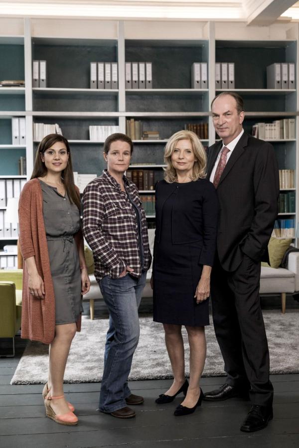 Bild 1 von 8: (v.l.n.r.) Yasmin Meckel (Sophie Dal); Gudrun Wohlers (Katrin Pollitt); Isa von Brede (Sabine Postel); Markus Gellert (Herbert Knaup)