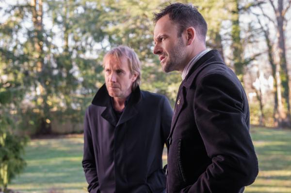 Bild 1 von 16: Versuchen fieberhaft, Watson zu finden und aus den Fängen der französischen Entführer zu befreien: Sherlock Holmes (Jonny Lee Miller, r.) und sein Bruder Mycroft (Rhys Ifans, l.) ...