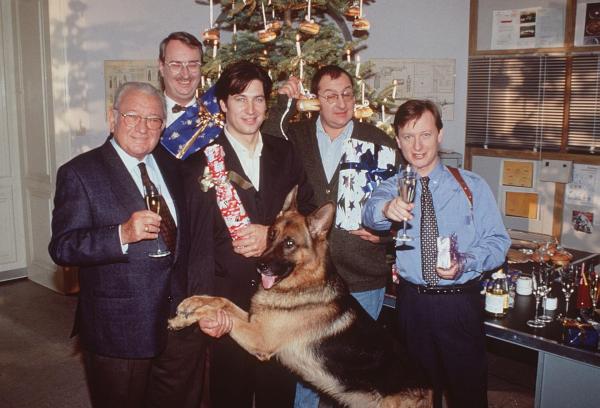 Bild 1 von 1: Im Bild (v.li.): Fritz Muliar (Max Koch), Gerhard Zemann (Dr. Leo Graf), Tobias Moretti (Richie Moser), Wolf Bachofner (Peter Höllerer), Heinz Weixelbraun (Christian Böck).