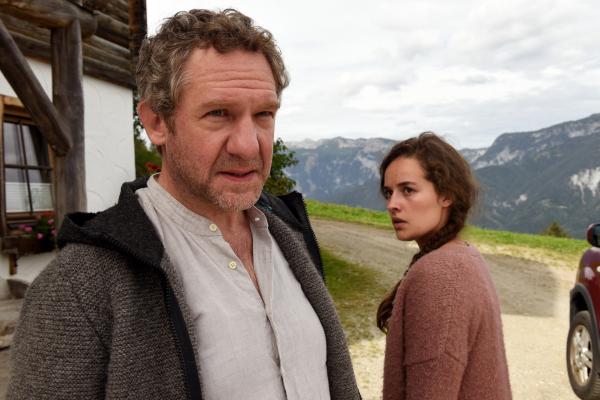 Bild 1 von 14: Christian Neilinger (Johannes Zeiler) ist verwundert, als Anna Braun (Raffaela Vanessa Kraus) auf seinem Hof auftaucht.