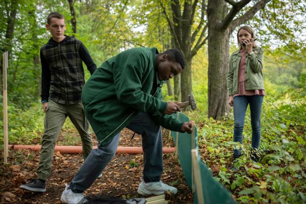 Bild 1 von 4: Jona (Helen Möller, re., Fridolin Sommerfeld, li. und Arnold Markuissie, mi.) macht eine klare Ansage.