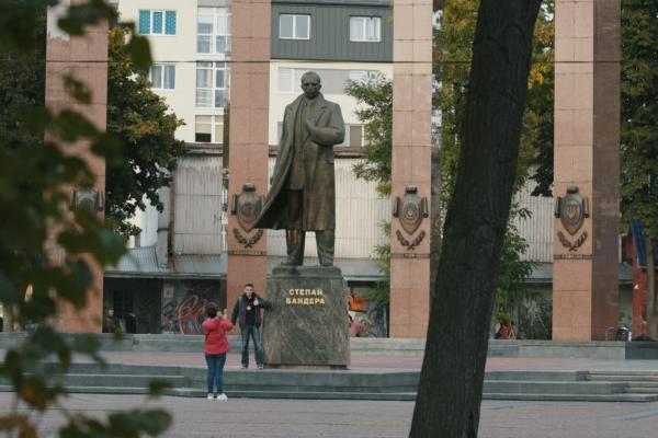 Bild 1 von 6: Statue von Stepan Bandera in Lwiw (Westukraine).
