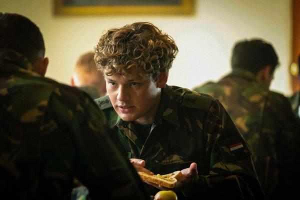 Bild 1 von 6: Guus Walema (Soy Kroon, r.) freundet sich mit dem abweisenden Rutger de Man (Josha Stradowski, l.) an.