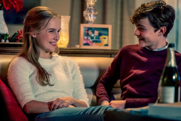 Bild 1 von 3: Was als harmloser Abend beginnt, kippt schnell ins Unheimliche. Luke (Levi Miller) ist fest entschlossen, Ashley (Olivia DeJonge) für sich zu gewinnen - um jeden Preis.