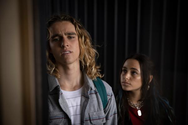Bild 1 von 3: Summer (Sky Katz, r.) überredet Ari (Kai Lewins, l.) mit ihr heimlich auf die Insel Jarrah Island zu fahren, um dort ihre Freunde beim Surf-Wettkampf zu unterstützen. Bei dieser Fahrt kommen sich die beiden näher.