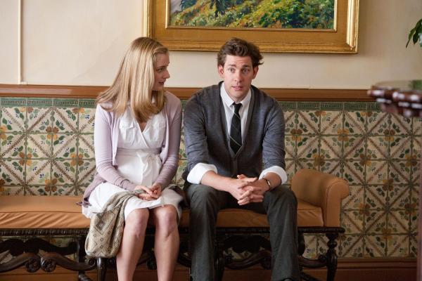 Bild 1 von 15: Harley (John Krasinski, r.) macht eine Beobachtung, die seine Beziehung zu Lauren (Caitlin FitzGerald, l.) auf die Probe stellen könnte ...