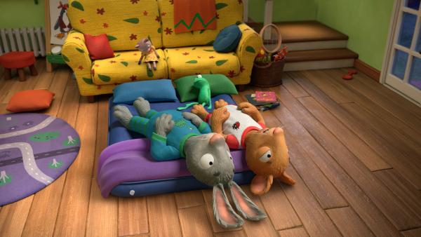 Bild 1 von 3: Mitternacht rückt einfach nicht näher, da kann man sich auf den Kopf stellen oder legen.