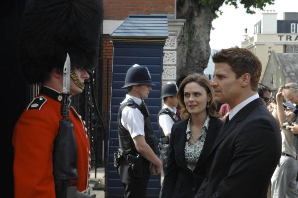Bild 1 von 7: Dr. Brennan (Emily Deschanel, M.); Booth (David Boreanaz, r.)