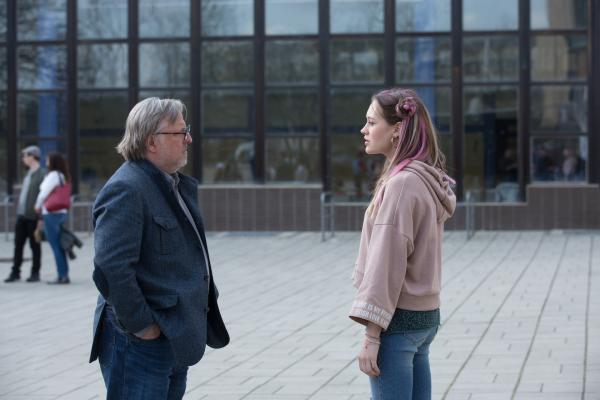 Bild 1 von 15: Als Ralph (Axel Prahl) seinen neuen Job als Lehrer einer Abendklasse antritt, muss er sich neben dem Unterrichtsstoff auch mit den teilweise sehr eigenwilligen Schülern, wie zum Beispiel Crystal (Mercedes Müller), beschäftigen.