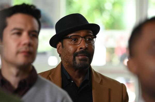 Bild 1 von 8: Alec Mercer (Jesse L. Martin)