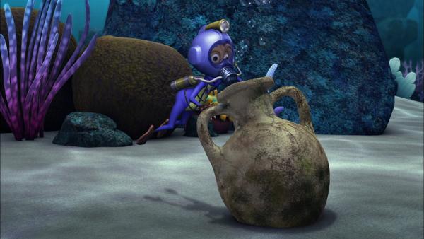 Bild 1 von 3: Affe Scuba findet im Mittelmeer eine alte römische Amphore.