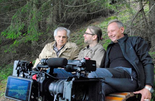 Bild 1 von 7: Das Leben in den Bergen kann beglückend sein, wenn die Arbeit getan ist und sich ein Sonnenuntergang über dem Alpenkamm abzeichnet. Es kann aber auch entbehrungsreich und hart sein, wenn in dem kargen Land Wind und Wetter das Sagen haben. So ist es auch heute noch in den höheren Regionen, die das Murtal einsäumen. Matthias und Stephanie Ninaus porträtieren die Gemeinden St. Wolfgang am Zirbitzkogel, Perchau, Hohentauern, Krakau und Pusterwald. Ihre Einwohnerinnen und Einwohner haben sich bewusst gegen den städtischen Komfort und für die Herausforderungen der Seehöhe entschieden und fühlen sich dafür jeden Tag belohnt. Im Bild: Filmteam, von links: Alfred Ninaus, Fritz Aigner, Reinhold Ogris.
