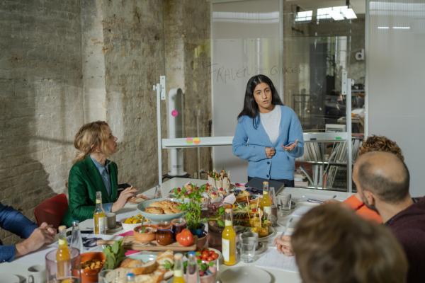 Bild 1 von 3: Hanna (Banafshe Hourmazdi, M.) nimmt all ihren Mut zusammen und pitcht vor der versammelten Geschäftsführung.