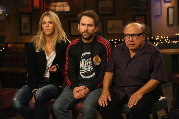 Bild 1 von 8: (v.l.n.r.) Dee Reynolds (Kaitlin Olson); Charlie Kelly (Charlie Day); Frank Reynolds (Danny DeVito)