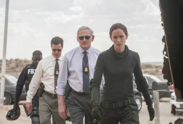 Bild 1 von 14: Als Kate (Emily Blunt, r.) hinter einer Wand dutzende Leichen findet, deute laut Dave Jennings (Victor Garber, 2.v.l.) alles darauf hin, dass diese im Zusammenhang mit dem Drogenkrieg stehen. Noch hat sie keine Ahnung, welche Folgen ihr Fund mit sich bringen wird ...