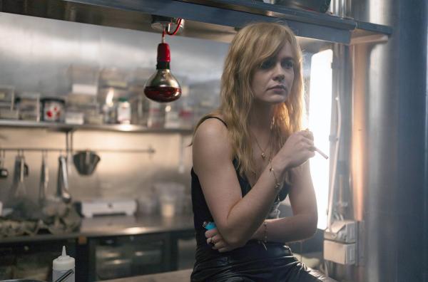 Bild 1 von 1: Marý (Hera Hilmar) muss sich Jónas' Vorwürfe anhören. Er macht sich Sorgen um seine Familie, die mittlerweile genauso tief mit drinsteckt und zunehmend in Gefahr gerät.