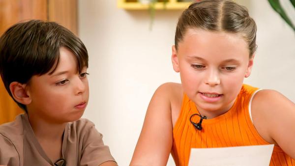 Bild 1 von 12: Im Bild: Die Geschwister Viktor und Vivienne sowie ihr Papa Dejan bekommen Post aus Kärnten.