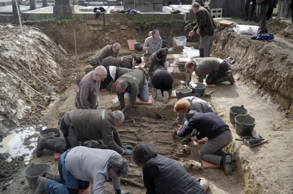 Bild 1 von 5: Zu Beginn des Regimes verschwanden bis zu 200.000 Menschen. Angehörige suchen teils jahrzehntelang nach ihren Überresten ? so auch in Amorebieta im Baskenland, wo ein Massengrab ausgegraben wird.