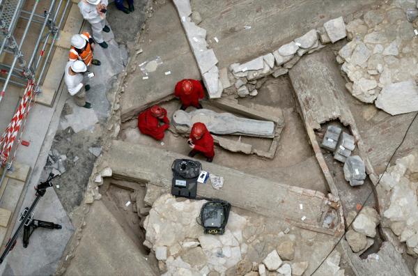 Bild 1 von 4: Archäologen bei Ausgrabungen im Bereich des Querschiffs