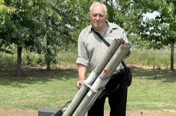Bild 1 von 3: Der 81-jährige Georgi Arnaudov gilt in Bulgarien als Urgestein der Hagelabwehr mit Raketen.