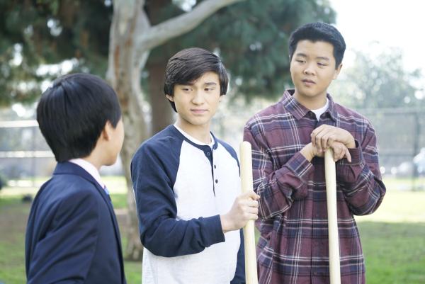 Bild 1 von 11: (v.l.n.r.) Evan Huang (Ian Chen); Emery Huang (Forrest Wheeler); Eddie Huang (Hudson Yang)
